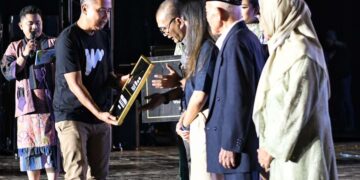 Pemda Provinsi Jawa Barat memberikan penghargaan Lifetime Achievement kepada dua tokoh musik berpengaruh, Nike Ardilla dan Ni Mursih, dalam malam puncak konser West Java Festival 2024.
