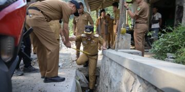 Penjabat Bupati Kuningan melakukan peninjauan terhadap pembangunan ruas jalan Subang-Jalatrang Blok Cijambu pada Senin (26/08/2024). (FOTO: Humas Pemkab Kuningan)