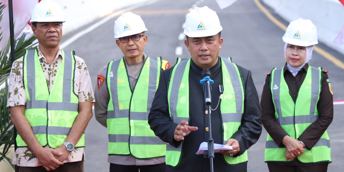 Pj. Bupati Bekasi Dedy Supriyadi bersama unsur Forkopimda Kabupaten Bekasi Meresmikan Flyover Deltamas Bhagasasi akses Gerbang Tol Cikarang Timur Ruas Jakarta - Cikampek Kilometer 37B, Flyover tersebut berada di Kawasan Deltamas Cikarang Pusat yang menghubungkan Pusat Perkantoran Pemkab Bekasi dan Kawasan Industri GIIC. Pada Senin, (19/08/2024). FOTO : ENDAR RAZIQ B / NEWSROOM DISKOMINFOSANTIK.