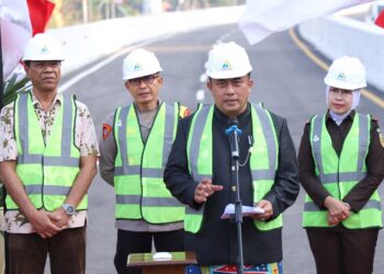 Pj. Bupati Bekasi Dedy Supriyadi bersama unsur Forkopimda Kabupaten Bekasi Meresmikan Flyover Deltamas Bhagasasi akses Gerbang Tol Cikarang Timur Ruas Jakarta - Cikampek Kilometer 37B, Flyover tersebut berada di Kawasan Deltamas Cikarang Pusat yang menghubungkan Pusat Perkantoran Pemkab Bekasi dan Kawasan Industri GIIC. Pada Senin, (19/08/2024). FOTO : ENDAR RAZIQ B / NEWSROOM DISKOMINFOSANTIK.