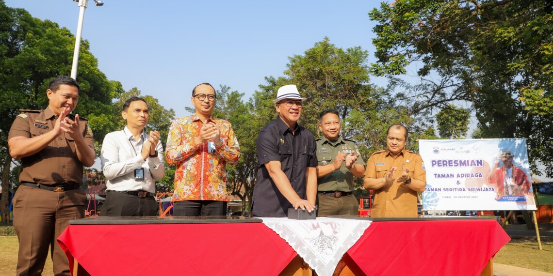 Pemerintah Kota Cimahi meresmikan dua taman baru hasil revitalisasi pada Selasa (20/8/2024). Peresmian ini dilakukan oleh Penjabat Wali Kota Cimahi, Dicky Saromi. Kedua taman tersebut adalah Taman Adiraga yang terletak di Jalan Terusan Sudirman dan Taman Sriwijaya di simpang Jalan Sriwijaya-Gandawijaya.(FOTO: Humas Pemkot Cimahi)