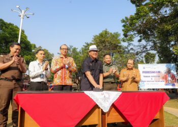 Pemerintah Kota Cimahi meresmikan dua taman baru hasil revitalisasi pada Selasa (20/8/2024). Peresmian ini dilakukan oleh Penjabat Wali Kota Cimahi, Dicky Saromi. Kedua taman tersebut adalah Taman Adiraga yang terletak di Jalan Terusan Sudirman dan Taman Sriwijaya di simpang Jalan Sriwijaya-Gandawijaya.(FOTO: Humas Pemkot Cimahi)