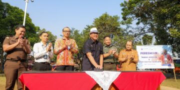 Pemerintah Kota Cimahi meresmikan dua taman baru hasil revitalisasi pada Selasa (20/8/2024). Peresmian ini dilakukan oleh Penjabat Wali Kota Cimahi, Dicky Saromi. Kedua taman tersebut adalah Taman Adiraga yang terletak di Jalan Terusan Sudirman dan Taman Sriwijaya di simpang Jalan Sriwijaya-Gandawijaya.(FOTO: Humas Pemkot Cimahi)