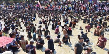 Pesta rakyat Ngagogo, sebuah acara tradisi menangkap ikan hidup dengan tangan kosong, memukau ratusan warga di kolam Masjid Al-Kamil PPS. Dalam acara yang merupakan bagian dari perayaan HUT ke-79 RI ini, kolam yang berisi 3 ton ikan menjadi pusat perhatian masyarakat.(FOTO: Humas Pemkab Sumedang)