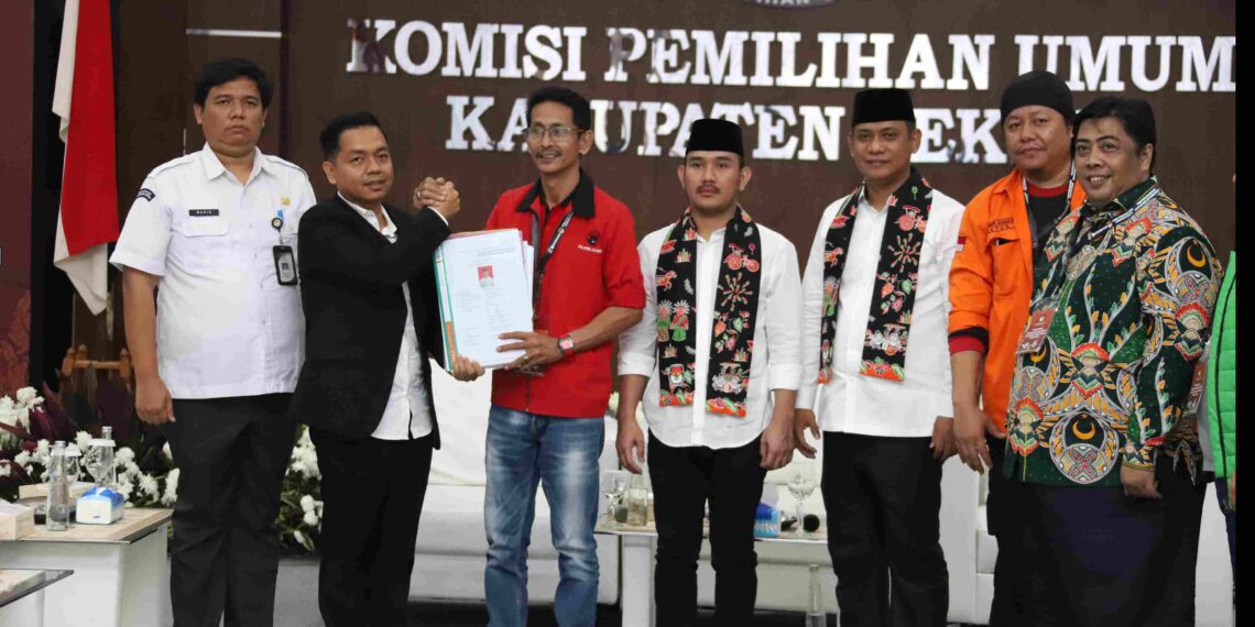 KPU Kabupaten Bekasi menerima pendaftaran pasangan bakal calon Bupati dan Wakil Bupati Bekasi di Pilkada 2024 yakni Ade Kuswara Kunang dan dr. Asep Surya Atmaja, pada Kamis (29/8/2024) pukul 16.19 WIB. Foto : Endar Raziq B/Newsroom.