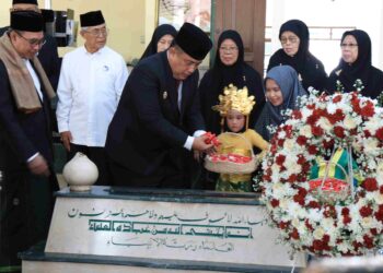 Pj Bupati Bekasi Dedy Supriyadi bersama unsur Forkopimda melaksanakan ziarah dan tabur bunga di Makam Pahlawan Nasional KH. Noer Alie di Komplek Pondok Pesantren At-Taqwa Putri, Kelurahan Bahagia, Kecamatan Babelan, Kabupaten Bekasi, pada Jumat (16/08/2024). Foto : Andre M Jafar/Newsroom Diskominfosantik.