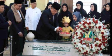 Pj Bupati Bekasi Dedy Supriyadi bersama unsur Forkopimda melaksanakan ziarah dan tabur bunga di Makam Pahlawan Nasional KH. Noer Alie di Komplek Pondok Pesantren At-Taqwa Putri, Kelurahan Bahagia, Kecamatan Babelan, Kabupaten Bekasi, pada Jumat (16/08/2024). Foto : Andre M Jafar/Newsroom Diskominfosantik.