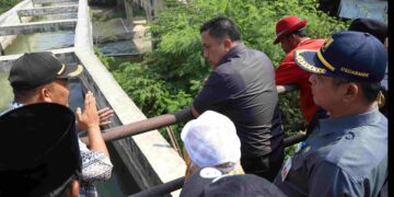 Pj Bupati Bekasi Dedy Supriyadi didampingi para kepala dinas terkait bersama camat meninjau tiga lokasi aliran sungai untuk memastikan volume dan debit air berjalan lancar, sebagai upaya mencegah lahan pertanian dan persawahan di beberapa wilayah kecamatan terhindar dari bencana kekeringan, pada Selasa (20/08/2024). FOTO : ENDAR RAZIQ B / NEWSROOM DISKOMINFOSANTIK.