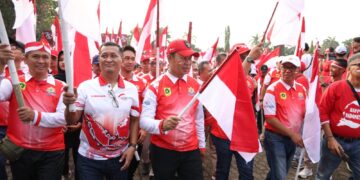 Kirab bendera dimulai dari Lapangan Tegar Beriman dan berakhir di Stadion Pakansari, dengan dipimpin langsung oleh Pj. Bupati Bogor, Asmawa Tosepu. Ribuan Aparatur Sipil Negara (ASN) dan masyarakat Kabupaten Bogor turut ambil bagian dalam acara tersebut.(FOTO: Humas Pemkab Bogor)