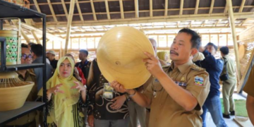 Penjabat Bupati Garut, Barnas Adjidin, secara resmi meresmikan Sentra Industri Kecil Menengah Olahan Bambu (SILABU) di Selaawi Bambu Creative Centre, Kecamatan Selaawi, Selasa kemarin. Peluncuran ini merupakan langkah penting dalam mengoptimalkan potensi bambu di Kabupaten Garut.(FOTO: Humas Pemkab Garut)
