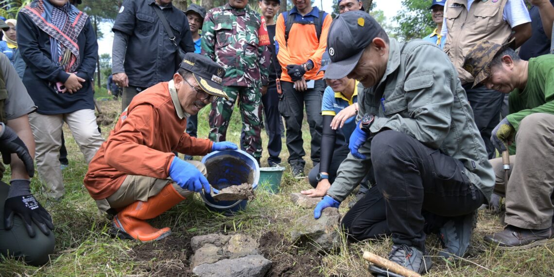 – Pj Bupati Kuningan Iip Hidajat pimpin pemeliharaan sekat bakar dan pembuatan embung.(FOTO: Humas Pemkab Kuningan)