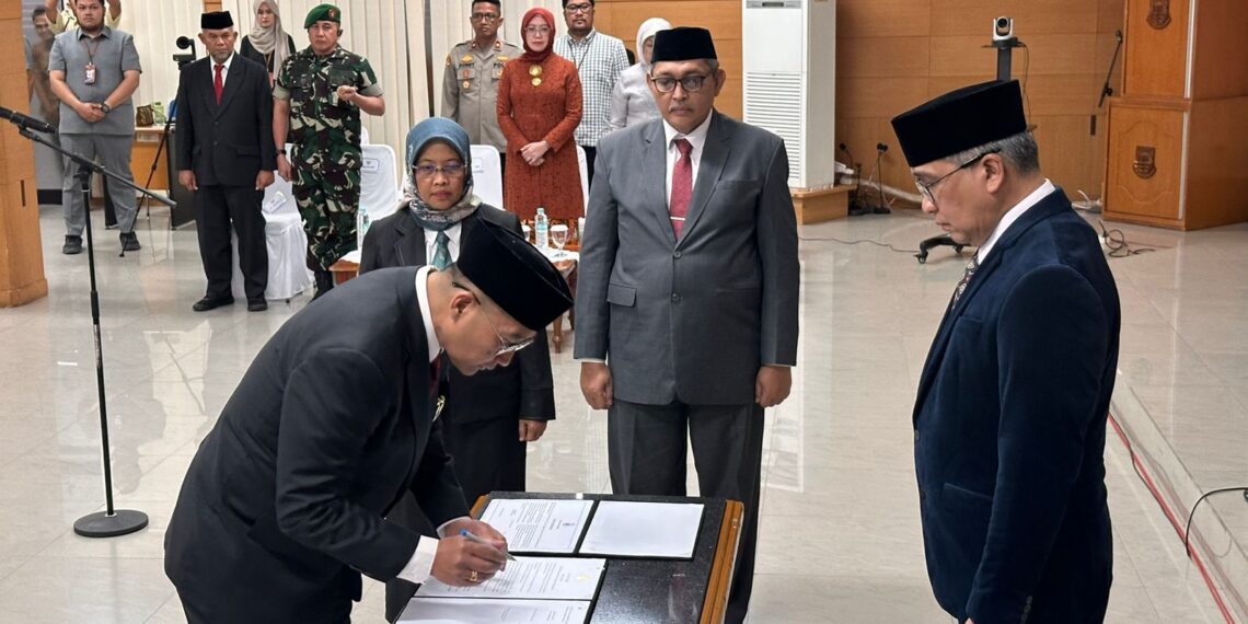 Budi Raharja dilantik sebagai penjabat Sekretaris Daerah Kota Cimahi oleh Penjabat (Pj) Wali Kota Cimahi, Dicky Saromi.
Pelantikan berlangsung di Aula Gedung A Kantor Pemerintah Daerah Kota Cimahi Rabu 7 Agustus 2024.(FOTO: Humas Pemkot Bandung)