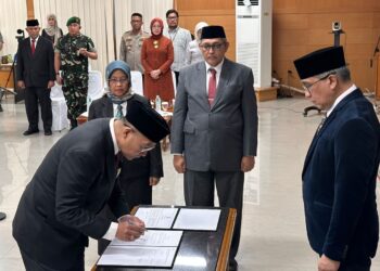 Budi Raharja dilantik sebagai penjabat Sekretaris Daerah Kota Cimahi oleh Penjabat (Pj) Wali Kota Cimahi, Dicky Saromi.
Pelantikan berlangsung di Aula Gedung A Kantor Pemerintah Daerah Kota Cimahi Rabu 7 Agustus 2024.(FOTO: Humas Pemkot Bandung)