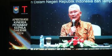 Penjabat Wali Kota Bandung, Bambang Tirtoyuliono meraih penghargaan Aspek Ekonomi Daerah kategori Fiskal Sedang.