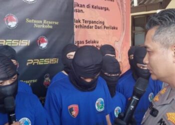 Tersangka jaringan narkoba jenis sabu diedarkan via medsos ditangkap Satresnarkoba Polres Cimahi.(Foto:Istimewa).