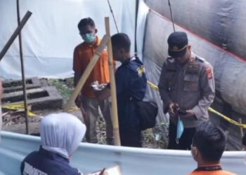 Tim Inafis Polresta Bandung bersama Tim Biddokes Polda Jabar melakukan ekshumasi, atau pembongkaran kuburan IS (24), warga Kampung Ciburial, Kecamatan Pacet, Kabupaten Bandung, yang diduga korban pembunuhan, Jum'at (02/08/2024).(Foto:Istimewa).