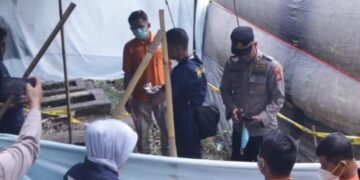 Tim Inafis Polresta Bandung bersama Tim Biddokes Polda Jabar melakukan ekshumasi, atau pembongkaran kuburan IS (24), warga Kampung Ciburial, Kecamatan Pacet, Kabupaten Bandung, yang diduga korban pembunuhan, Jum'at (02/08/2024).(Foto:Istimewa).