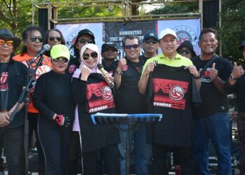 Pentas musik yang diselenggarakan oleh Komunitas Pecinta Rolling Stone Sumedang pada Car Free Day (CFD) di Alun-Alun Sumedang mendapat pujian dari Pj Bupati Sumedang, Yudia Ramli, pada Minggu (11/08/2024). (FOTO: Humas Pemkab Sumedang)