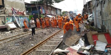 Pembersihan sampah di jalur kereta api.
