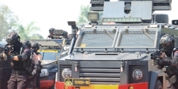 Jelang Pemilihan Kepala Daerah (Pilkada) Mantap Praja 2024, Polres Bogor bersama TNI, Polri, dan berbagai instansi terkait serta stakeholder lainnya menggelar simulasi Sistem Pengamanan Kota (Sispamkota) di Stadion Pakansari, Cibinong, Kabupaten Bogor, pada Senin (19/08/2024).