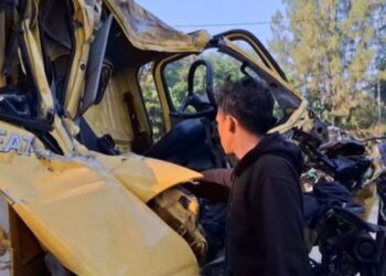 Bangkai truk boks bernomor polisi B 9831 NXR rusak parah, setelah terlibat tabrakan dengan truk pengangkut pasir di jalan Tol Cipularang, Selasa (13/08/2024).(Foto:Istimewa).