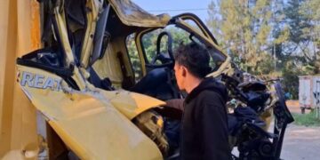 Bangkai truk boks bernomor polisi B 9831 NXR rusak parah, setelah terlibat tabrakan dengan truk pengangkut pasir di jalan Tol Cipularang, Selasa (13/08/2024).(Foto:Istimewa).