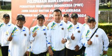 Penjabat Gubernur Jawa Barat, Bey Machmudin, resmi melepas kontingen Persatuan Wartawan Indonesia (PWI) Jabar untuk mengikuti Pekan Olahraga Wartawan Nasional (Porwanas) XIV Tahun 2024. Acara pelepasan berlangsung di Gedung Sate, Kota Bandung, pada Minggu (18/8/2024).(FOTO: Humas Jabar)