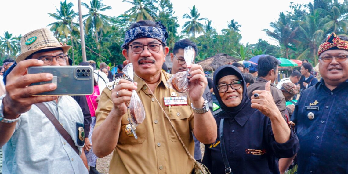 Warga Kampung Adat Kuta kembali merayakan tradisi tahunan mereka, ‘Nyuguh’ Kamis, 29 Agustus 2024. Acara yang merupakan bagian integral dari budaya setempat ini dihadiri oleh Penjabat (Pj) Bupati Ciamis, Engkus Sutisna, serta sejumlah perwakilan dari berbagai lembaga.