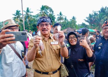 Warga Kampung Adat Kuta kembali merayakan tradisi tahunan mereka, ‘Nyuguh’ Kamis, 29 Agustus 2024. Acara yang merupakan bagian integral dari budaya setempat ini dihadiri oleh Penjabat (Pj) Bupati Ciamis, Engkus Sutisna, serta sejumlah perwakilan dari berbagai lembaga.