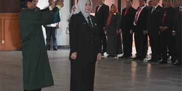 Tuti Ruswati resmi dilantik sebagai Sekretaris Daerah (Sekda) Kabupaten Sumedang oleh Pj Bupati Yudia Ramli. Acara pelantikan berlangsung di Aula Tampomas, Pusat Pemerintahan Sumedang (PPS), pada hari Rabu (7/8/2024),