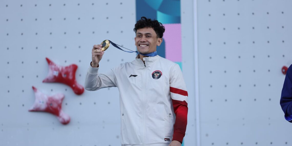 Lagu Indonesia Raya akhirnya berkumandang di Olimpiade 2024 Paris. Emas pertama Indonesia berhasil diraih atlet panjat tebing Veddriq Leonardo yang berhasil mengalahkan Wu Peng di Le Borguet Climbing Venue, Paris, Prancis, Kamis (8/8) sore.(foto: NOC Indonesia/Naif Muhammad Al'as)