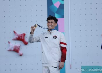 Lagu Indonesia Raya akhirnya berkumandang di Olimpiade 2024 Paris. Emas pertama Indonesia berhasil diraih atlet panjat tebing Veddriq Leonardo yang berhasil mengalahkan Wu Peng di Le Borguet Climbing Venue, Paris, Prancis, Kamis (8/8) sore.(foto: NOC Indonesia/Naif Muhammad Al'as)