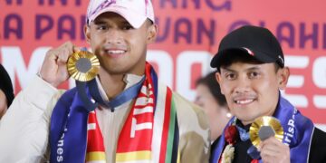 Kontingen olahraga Indonesia dari cabang Panjat Tebing dan Angkat Besi telah tiba kembali di Tanah Air setelah penampilan mereka yang gemilang di Olimpiade Paris 2024. Di antara mereka adalah Veddriq Leonardo dan Rizki Juniansyah, yang mencatatkan sejarah sebagai peraih medali emas pertama dari cabang olahraga selain bulu tangkis.(FOTO: KONI Pusat)