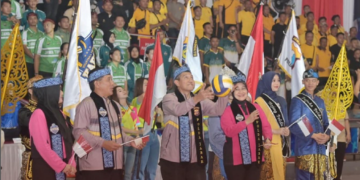 Wakapolda Jabar Brigjen Pol Bariza Sulfi, didampingi oleh Pejabat Utama (PJU) Polda Jabar, secara resmi membuka Pertandingan Bola Voli Kapolri Cup Tahun 2024 Zona IV di GOR Pajajaran, Bandung.(FOTO: Istimewa)