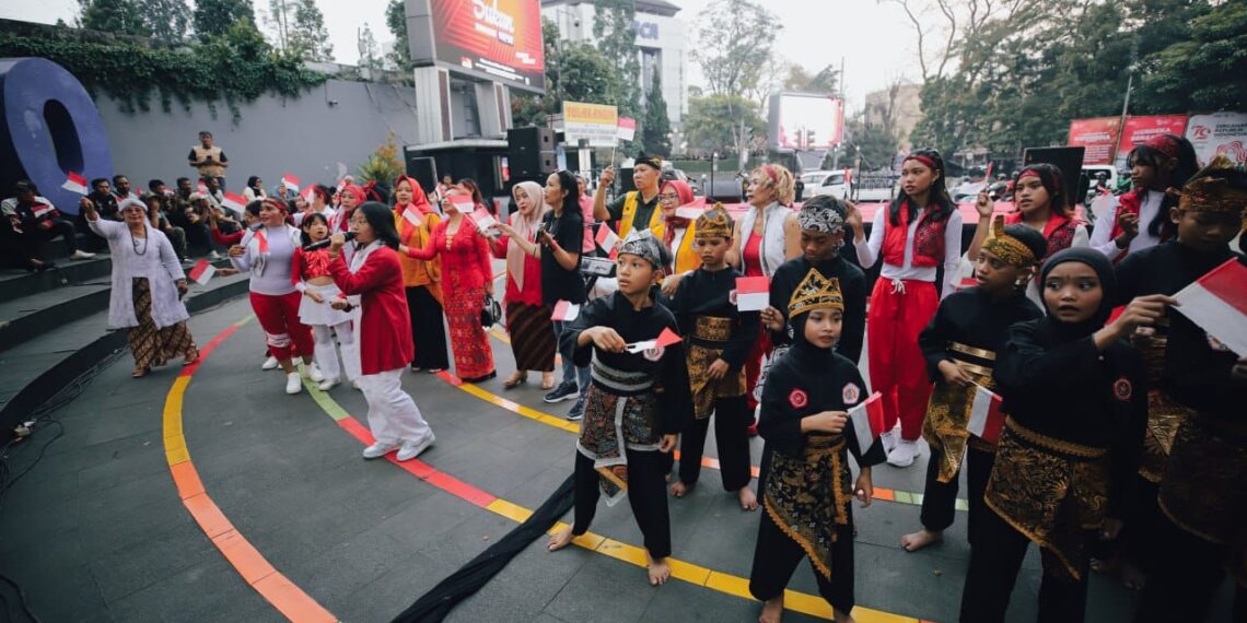 Yayasan Bogalakon menggelar beragam kegiatan dalam menyambut HUT ke-79 RI.
Kegiatan tersebut dipusatkan di Taman Cikapayang Dago dengan menggelar berbagai kegiatan seni Sunda hingga kuliner.(FOTO: Humas Pemkot Bandung)