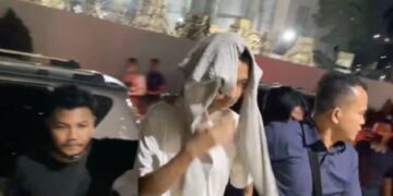 Armor Toreador, pelaku KDRT terhadap istrinya, selebgram Cut Intan Nabila, tiba di Mapolres Bogor, setelah ditangkap di salah satu hotel di kawasan Kemang, Jakarta Selatan, Selasa (13/08/2024) malam.(Foto:Istimewa).