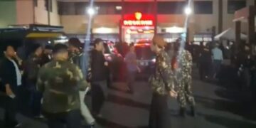 Banser mendatangi Mapolres Karawang buntut aksi penyerangan dan pemukulan 2 anggotanya saat mengawal kyai di Rengasdengklok, Kabupaten Karawang.(Foto:Istimewa).