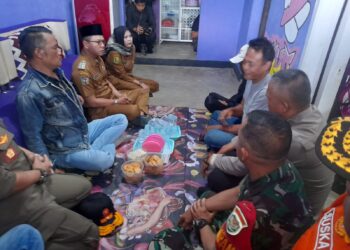 Bupati Bandung Dadang Supriatna (baju cokelat) takziah ke keluarga korban pembunuhan.(FOTO: Istimewa)