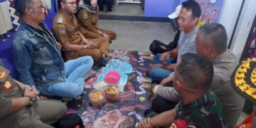 Bupati Bandung Dadang Supriatna (baju cokelat) takziah ke keluarga korban pembunuhan.(FOTO: Istimewa)