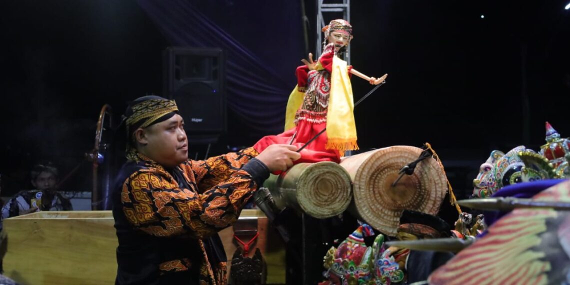 Dalang wayang golek