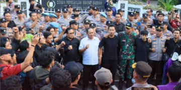 Polres Ciamis Polda Jabar melaksanakan pengamanan untuk aksi massa yang digelar oleh Aliansi Mahasiswa Ciamis Raya di depan Gedung DPRD Ciamis, pada Jumat (23/8/2024) petang. (FOTO: Istimewa)