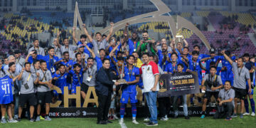 Arema FC berhasil meraih gelar juara Piala Presiden 2024 setelah mengalahkan Borneo FC melalui adu penalti dengan skor 4-3.