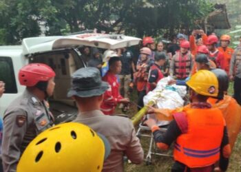 Tim SAR mengevakuasi mayat pemuda dari Sungai Citanduy, setelah  jatuh dari Jembatan Cirahong, Kabupaten Ciamis, Kamis (08/08/2024).(Foto:Istimewa)