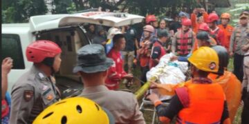 Tim SAR mengevakuasi mayat pemuda dari Sungai Citanduy, setelah  jatuh dari Jembatan Cirahong, Kabupaten Ciamis, Kamis (08/08/2024).(Foto:Istimewa)