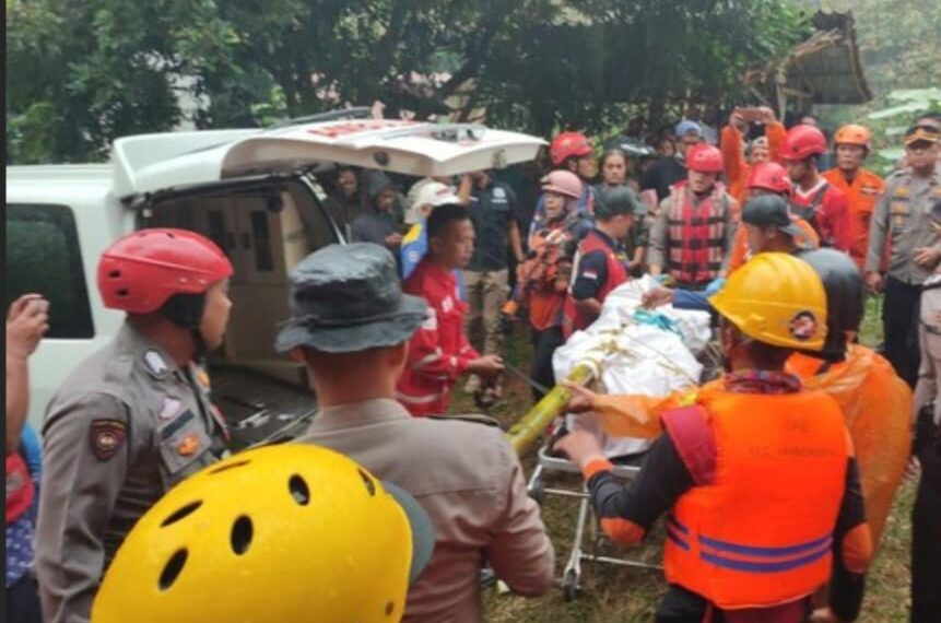 Tim SAR mengevakuasi mayat pemuda dari Sungai Citanduy, setelah  jatuh dari Jembatan Cirahong, Kabupaten Ciamis, Kamis (08/08/2024).(Foto:Istimewa)