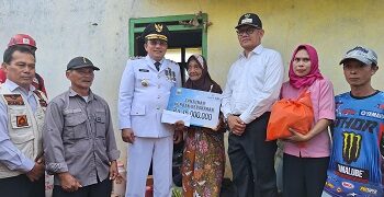 Usai memimpin Upacara Peringatan HUT Kemerdekaan RI, Penjabat (Pj.) Bupati Sumedang, Yudia Ramli, segera meninjau lokasi kebakaran di Dusun Karangsari, Desa Genteng, Kecamatan Sukasari, yang menghanguskan rumah milik Edah (60) pada Jumat, 16 Agustus 2024.(FOTO: Humas Pemkab Sumedang)