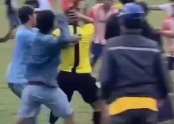 Ilustrasi bentrokan supporter sepabola antar kampung (tarkam).Foto: Istimewa).