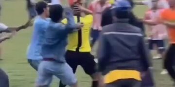 Ilustrasi bentrokan supporter sepabola antar kampung (tarkam).Foto: Istimewa).