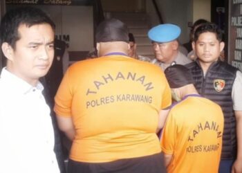 2 pelaku pengeroyokan terhadap kyai dan anggota Banser yang berhasil ditangkap Satreskrim Polres Karawang, dihadirkan dalam keterangan pers di Mapolres Karawang.(Foto:Istimewa).