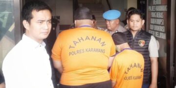 2 pelaku pengeroyokan terhadap kyai dan anggota Banser yang berhasil ditangkap Satreskrim Polres Karawang, dihadirkan dalam keterangan pers di Mapolres Karawang.(Foto:Istimewa).